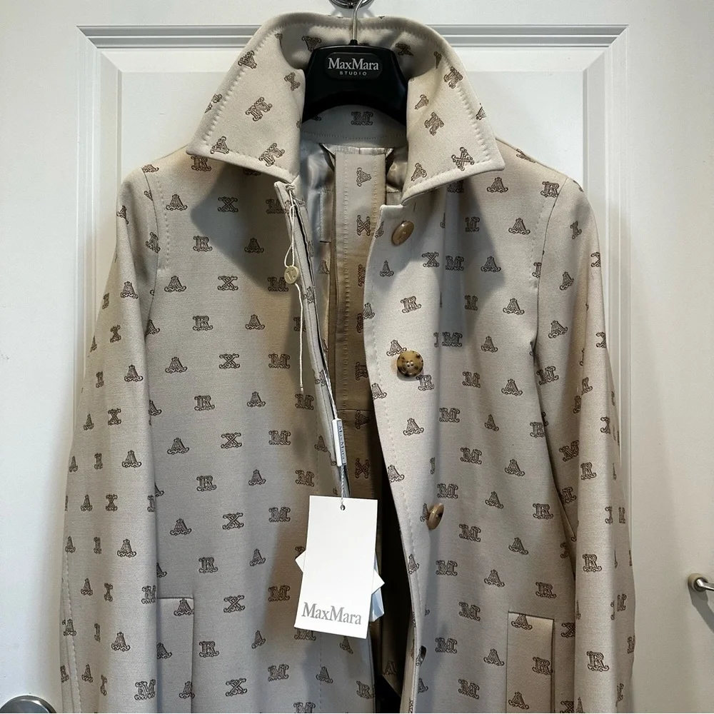SOLD! MAX MARA FULL LOGO TRENCH COAT SIZE: US6 IT40 NEW WITH TAG FALL/WINTER - Picture 7 of 16